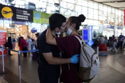 Una pareja se besa en el aeropuerto de Santiago de Chile, el miércoles.