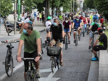 Varios centenares de ciclistas reivindican los pedales el Día de la Bicicleta en Madrid, el 3 de junio de 2020.