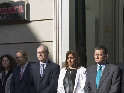 El presidente de la Cámara de Comercio de Sevilla, Francisco Herrero (primero por la derecha), junto a las autoridades que inauguraron la exposición tras la que se produjo la agresión a Teresa Rodríguez.
