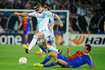 Fernando Torres supera a Degen.