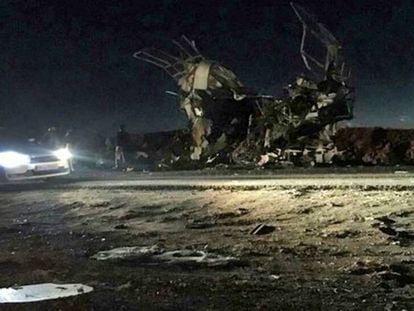 Estado del autobús tras el atentado este miércoles en el sureste de Irán.