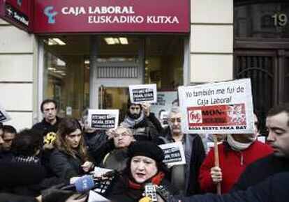 Concentración de protesta frente a una oficina de Caja Laboral. EFE/Archivo