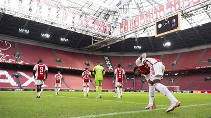 Los jugadores del Ajax entran al Johan Cruyf Arena vacío, el miércoles pasado, para completar el clásico contra el Feyenoord, suspendido el domingo con 0-3.