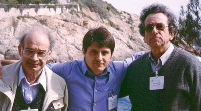 El físico español Adán Cabello (en el centro), con Asher Peres y David Mermin en 2002, un año después de su propuesta a partir del juego de los dos teóricos.