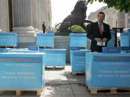 Mariano Rajoy entrega en el Congreso las cajas que contienen las firmas para pedir un referéndum nacional sobre el Estatuto catalán.