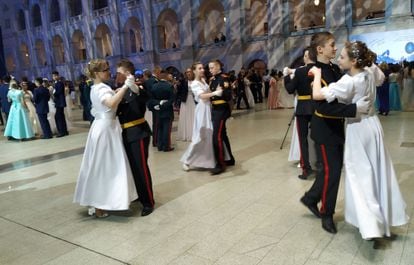 Estudiantes de escuelas militares bailan durante un baile anual en Moscú, Rusia, en diciembre de 2019.