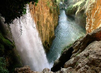 La Cola de Caballo es un impresionante salto de agua de 90 metros de altura dentro del Parque Natural del Monasterio de Piedra, en Calatayud. Monasterio de Piedra.
