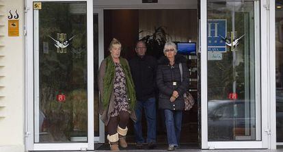 Tres turistas salen de un hotel, ayer en Torremolinos.