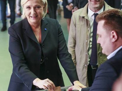 La candidata del Frente Nacional, Marine Le Pen, deposita su voto en Henin-Beaumont, al norte del país.
