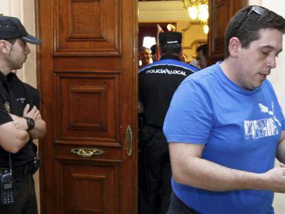 Entrada al sal&oacute;n de plenos custodiada por la polic&iacute;a, mientras los huelguistas estaban dentro con el alcalde.