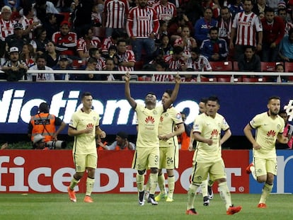 Darwin Quintero y sus compañeros del América festejan el primer gol del partido.