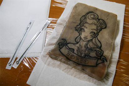 Un dibujo sobre piel de cerdo en una clase en el centro de formación de tatuajes ArtCampus, en Madrid.