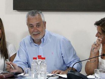 Susana Díaz, José Antonio Griñán y Rosa Torres, en la sede del PSOE.