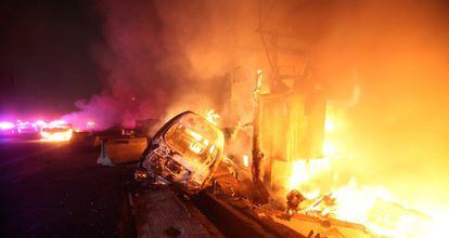 Una furgoneta ardiendo cerca de Ecatepec tras la explosi&oacute;n.