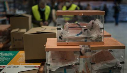 Preparació del material electoral en un magatzem municipal de Barcelona, aquets dimecres.