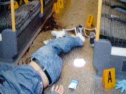 El cadáver de Menezes yace en el metro de Londres el 22 de julio, en una imagen de la cadena ITV.