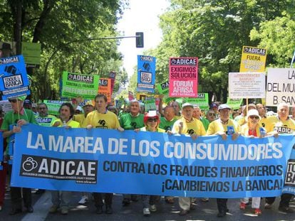 Protesta de afectados por la venta de participaciones preferentes en Madrid.