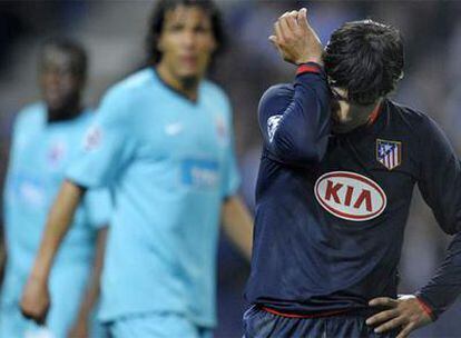 Agüero se lamenta durante el partido contra el Oporto.