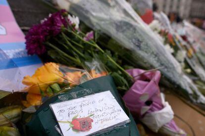 Flores y mensajes en Trafalgar Square, Londres.