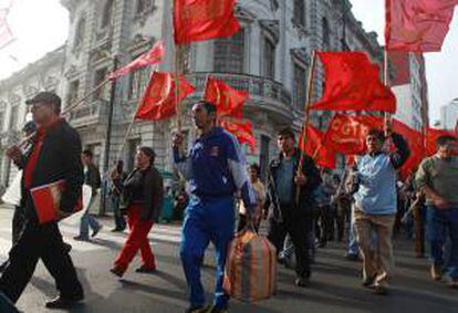 En la imagen, un grupo de integrantes de la Confederación General de Trabajadores del Perú (CGTP) protestan en las calles de Lima. EFE/Archivo