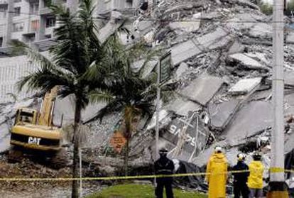 Integrantes de equipos de rescate remueven escombros en el edificio Space luego que la Torre 6 de este edificio se colapsara el pasado 12 de octubre Medellín (Colombia). EFE/Archivo
