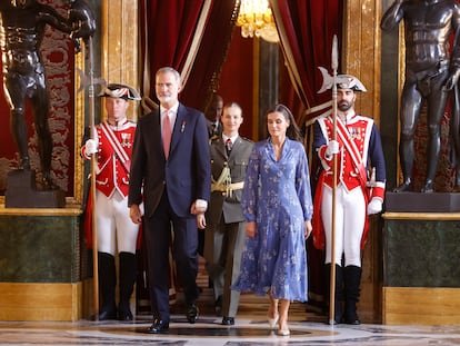 Los reyes Felipe y Letizia seguidos por la infanta Leonor a su llegada a la recepción oficial después del desfile del Día de la Fiesta Nacional, este jueves el Palacio Real en Madrid.