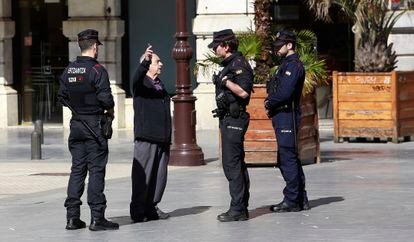Agentes de la Ertzaintza patrullan las calles de San Sebastián.