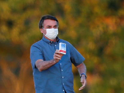 Jair Bolsonaro sostiene una caja de cloroquina frente al Palacio de la Alborada, en 2020.