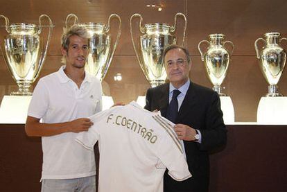 Coentrão y Florentino Pérez, ayer en su presentación.