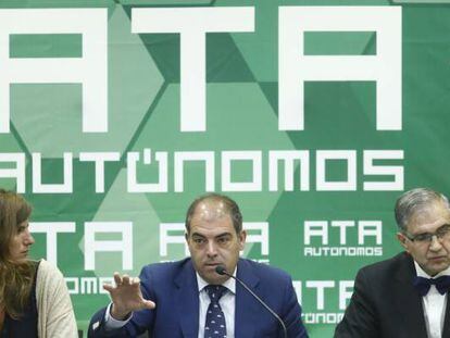 La vicepresidenta de ATA, Celia Ferrero; el presidente, Lorenzo Amor, y el economista José Antonio Herce.
