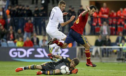 Benzema y Busquets ven cómo Casillas detiene el balón en el España-Francia.