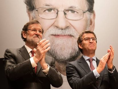 Mariano Rajoy y Alberto Núñez Feijóo, ayer, en la presentación del libro del expresidente del Gobierno en Santiago.