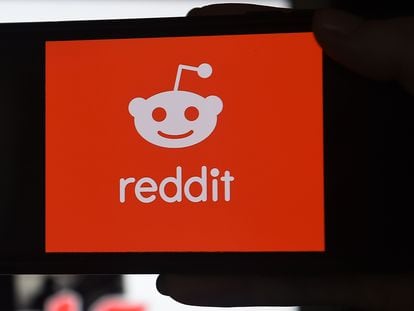 Logotipo de Reddit en un teléfono móvil estadounidense.