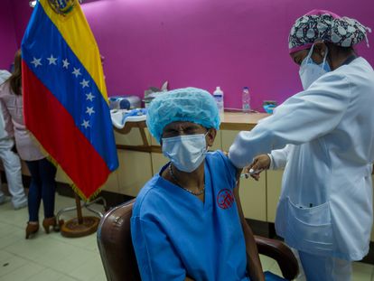 Trabajadores del hospital Domingo Luciani de Caracas reciben el 4 de marzo una vacuna contra la covid-19.