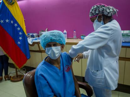 Trabajadores del hospital Domingo Luciani de Caracas reciben el 4 de marzo una vacuna contra la covid-19.