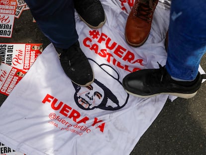 Opositores al presidente Castillo, protestan a las afueras del Congreso.