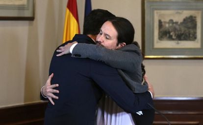 Pablo Iglesias y Pedro Sánchez durante la firma del acuerdo para formar un gobierno de coalición.