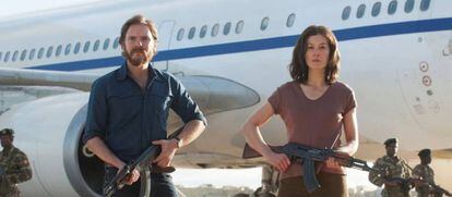 Daniel Brühl y Rosamund Pike, en '7 días en Entebbe'.