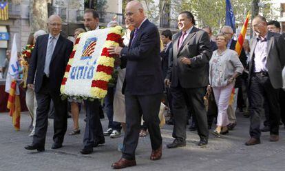 El líder de EDC, Josep Antoni Duran Lleida, en primer término, encabezando la ofrenda floral de su partido al monumento de Rafael Casanova en la Diada.