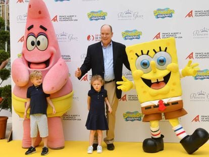 El príncipe Alberto de Mónaco con sus dos mellizos, Jacques y Gabriella, y personajes de 'Bob Esponja', durante el Festival de Televisión de Montecarlo.