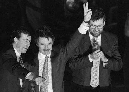 Francisco Álvarez Cascos, José María Aznar, y Mariano Rajoy celebran la victoria del PP en 1996.