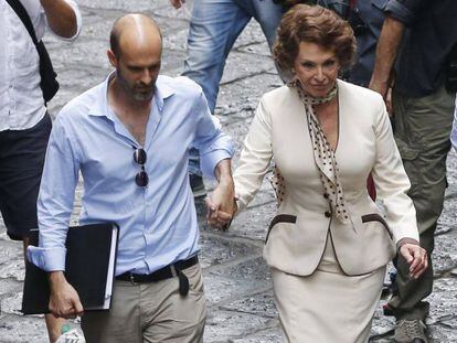 Sof&iacute;a Loren, junto a su hijo Edoardo Ponti, en las calles de N&aacute;poles.