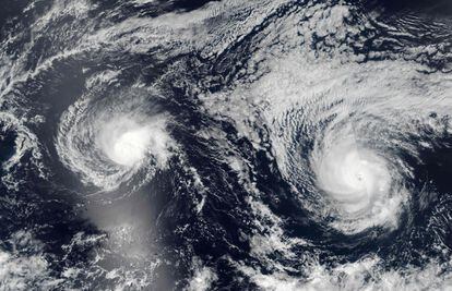 Imágen de un satélite de la NASA que muestra los Huracanes Lester (d) (13E) y Madeline (14E) en el océano Pacífico. 