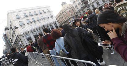 Numerosas personas hacen cola en la tienda de Apple de la Puerta del Sol en Madrid para adquirir el nuevo iPhone X. 