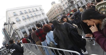 Numerosas personas hacen cola en la tienda de Apple de la Puerta del Sol en Madrid para adquirir el nuevo iPhone X. 