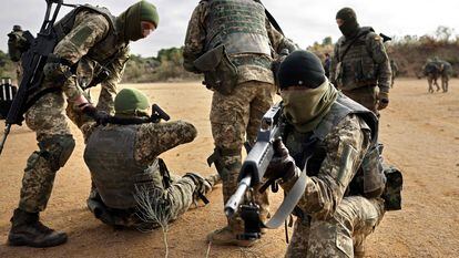 Reclutas del Ejército ucranio se entrenaban el viernes en el campo de maniobras de Los Alijares, con instructores españoles del Toledo Training Center (TTC).