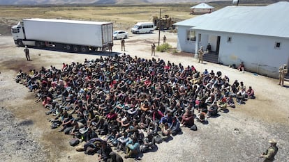 Un grupo de migrantes después de haber sido descubiertos por la gendarmería turca ocultos en un camión, el pasado agosto.