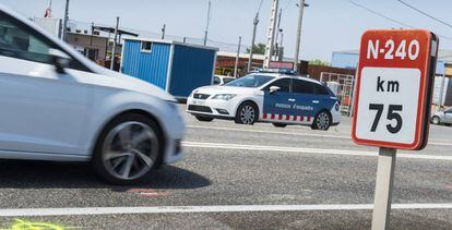Una patrulla de los Mossos vigila una carretera de Lleida.