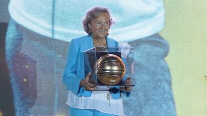 La entrenadora María Planas recoge su premio en el Hall of Fame celebrada en Sevilla.
