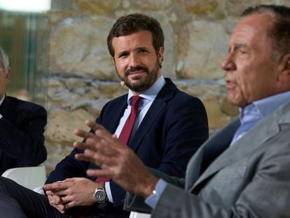 El líder del PP, Pablo Casado (en el centro), junto a los exministros Rafael Arias Salgado (izquierda) e Ignacio Camuñas el pasado 19 de julio en un acto en Ávila.